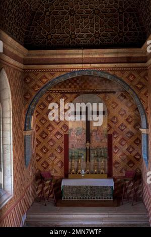 Die alte maurische Holzdecke mit geometrischen Sternen über Apse und Altar befindet sich in der restaurierten, Anfang 1400s erbauten Königlichen Kapelle im Palácio Nacional, der Sommerresidenz der portugiesischen Königsfamilie in Sintra, nahe Lissabon. Während der römisch-katholischen Messe saßen die Könige hinter einem Vorhang. Stockfoto