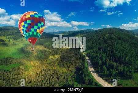 Heißluftballons, die zum Himmel fliegen. Drohnenschuss Stockfoto