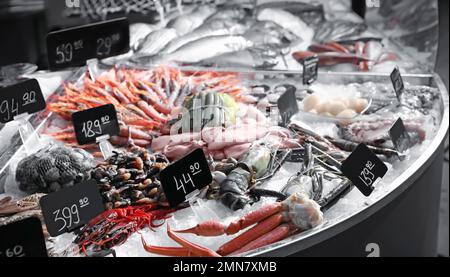 Verschiedene Arten von frischen Meeresfrüchten auf Eis im Supermarkt Stockfoto