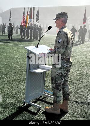 Brig. General Clinton Murray, Kommandeur des Medical Readiness Command, Europa, spricht während der Zeremonie zur Neubenennung an das Publikum. Das Regional Health Command Europe mit Sitz in Sembach, Deutschland, wurde am 30. September bei einer Zeremonie in der Nähe des Landstuhl Regional Medical Center zum Medical Readiness Command, Europa, ernannt. Stockfoto