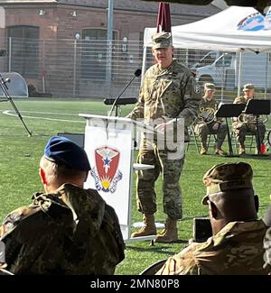 Das Regional Health Command Europe mit Hauptsitz in Sembach, Deutschland, wurde am 30. September bei einer Zeremonie in der Nähe des Landstuhl Regional Medical Center zum Medical Readiness Command in Europa umbenannt. Gastgeber der Veranstaltung war Generalmajor Dennis P. LeMaster, Deputy Commanding General (Support) U.S. Army Medical Command und der 19. Chief, USA Das Militär-Sanitätsdienst-Corps. Stockfoto