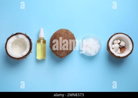 Flache Laienzusammensetzung mit Kokosöl auf hellblauem Hintergrund Stockfoto