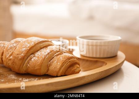 Köstliche Croissants und Marmelade auf dem Tisch. Köstliches Frühstück Stockfoto