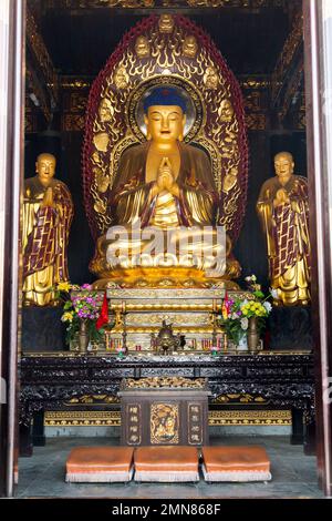 Buddhistischer Schrein mit goldenem Buddha auf Thronsitz im Saal von Sakyamuni im berühmten Daci'en Tempel im Yanta-Viertel von Xi'an. China. VR CHINA. (125) Stockfoto