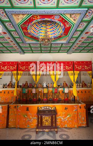Buddhistischer Altar oder Schrein, im Inneren der Manna-Halle, mit seiner wunderschön bemalten Decke und zahlreichen kleinen Buddha-Figuren auf dem Tisch, im berühmten Daci'en-Tempel im Yanta-Viertel von Xi'an. China. VR CHINA. (125) Stockfoto