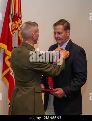 USA Marinekorps Gen. Eric M. Smith, Left, stellvertretender Befehlshaber des Marinekorps, legt während seiner Ruhestandsfeier im General Raymond G. Davis Center auf der Marinekorps-Basis Quantico, Virginia, am 30. September 2022 eine Nadel auf den pensionierten Oberst Kevin Herrmann, Right, den ehemaligen Direktor der Total Force Structure Division. Herrmann geht nach 43 Jahren ehrenhaftem kombinierten Dienst beim Marine Corps in den Ruhestand. Stockfoto