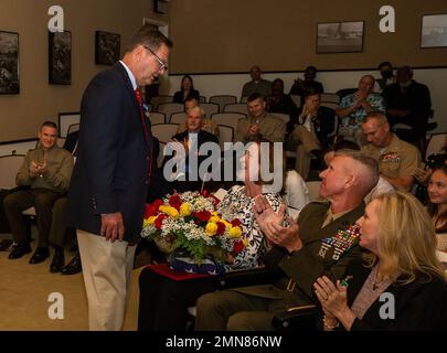 US-Rentner Oberst Kevin Herrmann, ehemaliger Direktor der Total Force Structure Division des Marine Corps, präsentiert seiner Frau Mary Hermann während seiner Ruhestandsfeier am 30. September 2022 im General Raymond G. Davis Center auf der Marinekorps-Basis Quantico, Virginia, Blumen. Herrmann geht nach 43 Jahren ehrenhaftem kombinierten Dienst beim Marine Corps in den Ruhestand. Stockfoto