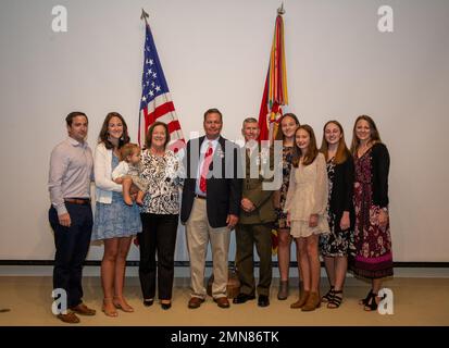 US-Rentner Oberst Kevin Herrmann, ehemaliger Direktor der Total Force Structure Division, posiert für ein Foto mit seiner Familie während seiner Ruhestandsfeier im General Raymond G. Davis Center auf der Marine Corps Base Quantico, Virginia, 30. September 2022. Herrmann geht nach 43 Jahren ehrenhaftem kombinierten Dienst beim Marine Corps in den Ruhestand. Stockfoto