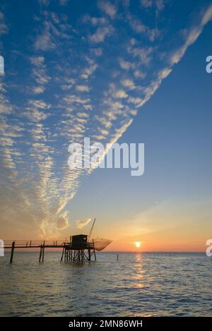 Angelhütte im Meer bei Sonnenuntergang in der Nähe von La Rochelle, Charente Maritime, Frankreich an der Atlantikküste Stockfoto