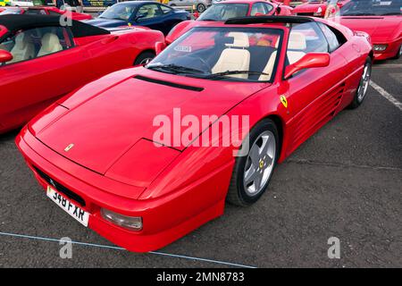 Dreiviertel-Vorderansicht eines roten Ferrari 348 ts, 1993, auf dem Silverstone Classic 2022 Stockfoto