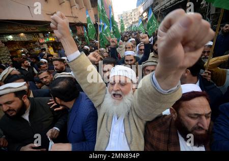 Peshawar, Pakistan. 27. Januar 2023. Arbeiter der Bewegung Jamaat-e-Islami rufen während eines Protests gegen Schweden Slogans. Der pakistanische Ministerpräsident Shahbaz Sharif, mehrere arabische Länder sowie die Türkei verurteilten am 23. Januar die Islamophobie, nachdem der schwedisch-dänische rechtsextreme Politiker Rasmus Paludan bei einer Kundgebung in Stockholm am 21. Januar eine Kopie des Korans verbrannte. (Foto: Hussain Ali/Pacific Press/Sipa USA) Guthaben: SIPA USA/Alamy Live News Stockfoto