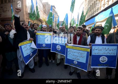 Peshawar, Pakistan. 27. Januar 2023. Arbeiter der Bewegung Jamaat-e-Islami rufen während eines Protests gegen Schweden Slogans. Der pakistanische Ministerpräsident Shahbaz Sharif, mehrere arabische Länder sowie die Türkei verurteilten am 23. Januar die Islamophobie, nachdem der schwedisch-dänische rechtsextreme Politiker Rasmus Paludan bei einer Kundgebung in Stockholm am 21. Januar eine Kopie des Korans verbrannte. (Foto: Hussain Ali/Pacific Press/Sipa USA) Guthaben: SIPA USA/Alamy Live News Stockfoto