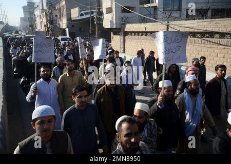 Peshawar, Pakistan. 27. Januar 2023. Islamische politische Partei Jamaat-e-Islami protestiert gegen Schweden. Der pakistanische Ministerpräsident Shahbaz Sharif, mehrere arabische Länder sowie die Türkei verurteilten am 23. Januar die Islamophobie, nachdem der schwedisch-dänische rechtsextreme Politiker Rasmus Paludan bei einer Kundgebung in Stockholm am 21. Januar eine Kopie des Korans verbrannte. (Foto: Hussain Ali/Pacific Press/Sipa USA) Guthaben: SIPA USA/Alamy Live News Stockfoto