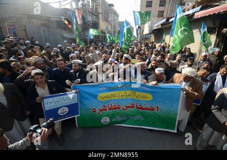 Peshawar, Pakistan. 27. Januar 2023. Arbeiter der Bewegung Jamaat-e-Islami rufen während eines Protests gegen Schweden Slogans. Der pakistanische Ministerpräsident Shahbaz Sharif, mehrere arabische Länder sowie die Türkei verurteilten am 23. Januar die Islamophobie, nachdem der schwedisch-dänische rechtsextreme Politiker Rasmus Paludan bei einer Kundgebung in Stockholm am 21. Januar eine Kopie des Korans verbrannte. (Foto: Hussain Ali/Pacific Press/Sipa USA) Guthaben: SIPA USA/Alamy Live News Stockfoto