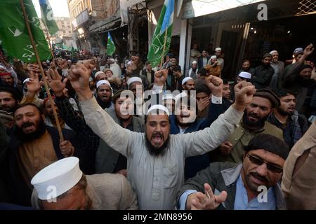 Peshawar, Pakistan. 27. Januar 2023. Arbeiter der Bewegung Jamaat-e-Islami rufen während eines Protests gegen Schweden Slogans. Der pakistanische Ministerpräsident Shahbaz Sharif, mehrere arabische Länder sowie die Türkei verurteilten am 23. Januar die Islamophobie, nachdem der schwedisch-dänische rechtsextreme Politiker Rasmus Paludan bei einer Kundgebung in Stockholm am 21. Januar eine Kopie des Korans verbrannte. (Foto: Hussain Ali/Pacific Press/Sipa USA) Guthaben: SIPA USA/Alamy Live News Stockfoto