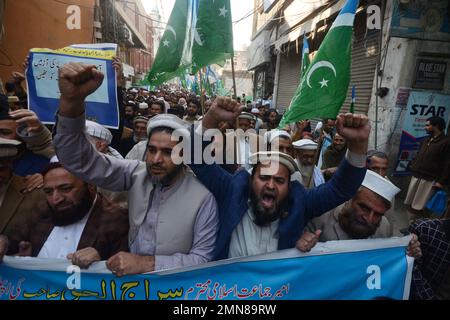 Peshawar, Pakistan. 27. Januar 2023. Arbeiter der Bewegung Jamaat-e-Islami rufen während eines Protests gegen Schweden Slogans. Der pakistanische Ministerpräsident Shahbaz Sharif, mehrere arabische Länder sowie die Türkei verurteilten am 23. Januar die Islamophobie, nachdem der schwedisch-dänische rechtsextreme Politiker Rasmus Paludan bei einer Kundgebung in Stockholm am 21. Januar eine Kopie des Korans verbrannte. (Foto: Hussain Ali/Pacific Press/Sipa USA) Guthaben: SIPA USA/Alamy Live News Stockfoto