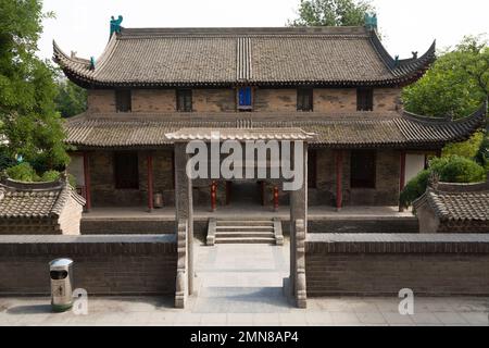 Chinesisches Saalgebäude im Pagodenstil mit aufsteigenden Dachtrassen, gelegen auf dem Gelände des Jianfu Tempels, nahe zur kleinen Wildgans-Pagode, auch bekannt als Little Wildgans-Pagode, Xi'an, VR China, China. (125) Stockfoto