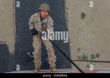 U.S. Marine Corps Pvt. Keng Yang und Lima Company, 3. Rekrut Training Bataillon, rappels am Marine Corps Recruit Depot San Diego, 30. September 2022, den Turm hinunter. Abseilen wurde durchgeführt, um das Vertrauen in Marines zu stärken und sie auf mögliche Umstände vorzubereiten, auf die sie möglicherweise stoßen. Yang wurde von der Recruiting Station Sacramento, Kalifornien, rekrutiert Stockfoto