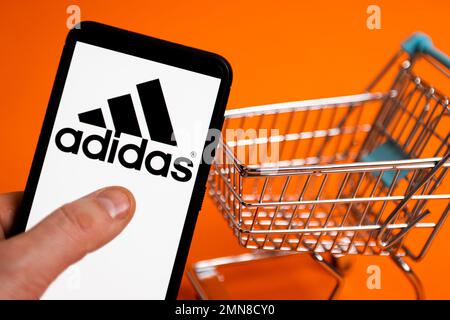 Polen. 23. Januar 2023. In dieser Abbildung wird ein Adidas-Logo auf einem Smartphone angezeigt. (Foto: Mateusz Slodkowski/SOPA Images/Sipa USA) Guthaben: SIPA USA/Alamy Live News Stockfoto