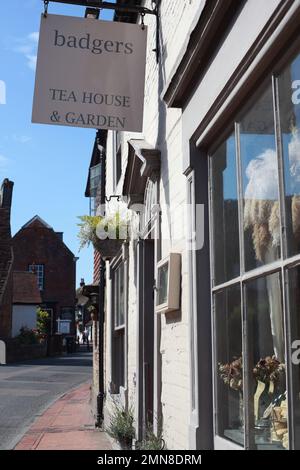 Badgers Tea House in der Alfriston High Street, serviert traditionellen englischen Tee und Kuchen, Sussex, Großbritannien Stockfoto