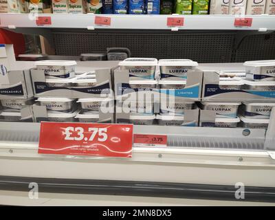 Maidstone, Kent, Großbritannien. 30. Januar 2023 Sainsbury's Supermarket in Maidstone Kent Lurpak Butter reduziert auf £3,75 Credit: Glamourstock/Alamy Live News Stockfoto