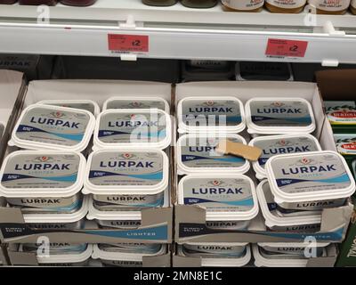 Maidstone, Kent, Großbritannien. 30. Januar 2023 Sainsbury's Supermarket in Maidstone Kent Lurpak Butter reduziert auf £3,75 Credit: Glamourstock/Alamy Live News Stockfoto