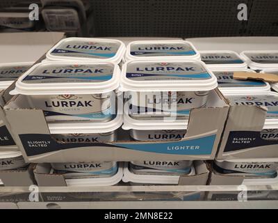 Maidstone, Kent, Großbritannien. 30. Januar 2023 Sainsbury's Supermarket in Maidstone Kent Lurpak Butter reduziert auf £3,75 Credit: Glamourstock/Alamy Live News Stockfoto