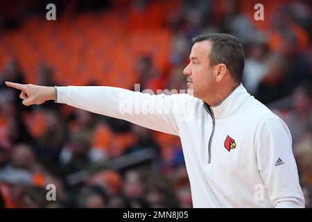 29. Januar 2023: Cheftrainer der Louisville Cardinals Jeff Walz Gesten Against the Syracuse Orange während der zweiten Hälfte eines Basketballspiels der NCAA WomenÕs am Sonntag, den 29. Januar 2023 auf der JMA Wireless Dome in Syracuse, New York. Louisville gewann 79:67. Rich Barnes/CSM Stockfoto