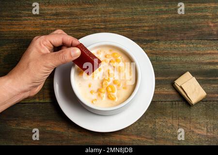 Paisa Corn Macamorra mit süßer Guava-Paste - typisch kolumbianische Küche Stockfoto