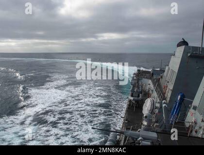 220930-N-XK462-1012 PAZIFIK (30. September 2022) die Raketenzerstörer der Arleigh-Burke-Klasse USS Wayne E. Meyer (DDG 108), USS Chung Hoon (DDG 93) und USS John Finn (DDG 113) fahren im Rahmen einer Durchgangsübung im Rahmen des geplanten Betriebs mit der Nimitz Carrier Strike Group (NIMCSG) in Formation. Die NIMCSG verbessert die Einsatzbereitschaft durch simulierte Szenarien aus der Praxis und demonstriert ihre Fähigkeit, als integrierte Einheit zu fungieren. Wayne E. Meyer arbeitet derzeit mit der Nimitz Carrier Strike Group in Vorbereitung auf einen bevorstehenden Einsatz. Stockfoto