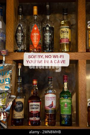 Ein Schild an der Bar im Marsden Grotto, Pub und Restaurant. The Pub Walk in South Shields, County Durham - vom Marine Walk Car Park in Roker bis Trow Po Stockfoto