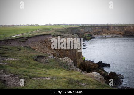 Franzosen-Bucht. The Pub Walk in South Shields, County Durham - vom Marine Walk Car Park in Roker zum Trow Point an der Nordostküste Englands. Stockfoto