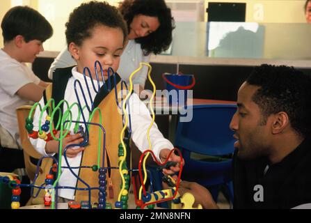 Familie mit Kindern im Haus (Spielbereich im Krankenhaus) Stockfoto