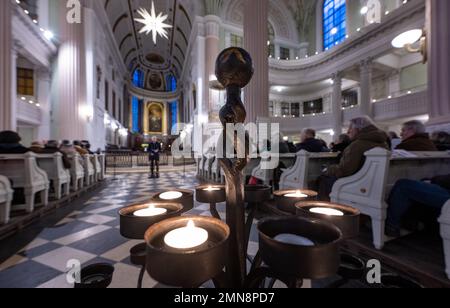 Leipzig, Deutschland. 30. Januar 2023. Der Abend beginnt mit einem Gebet für den Frieden in der Nikolaikirche in Leipzig unter dem Motto "Leipzig glänzt für Demokratie und Menschenrechte". Gewerkschaften, Kirchen, Verbände und Parteien nehmen an der Initiative Teil. 90 Jahre nach der Machtübernahme durch die Nationalsozialisten wollen sie gemeinsam ein Beispiel für Demokratie und Menschenrechte setzen. Kredit: Hendrik Schmidt/dpa/Alamy Live News Stockfoto