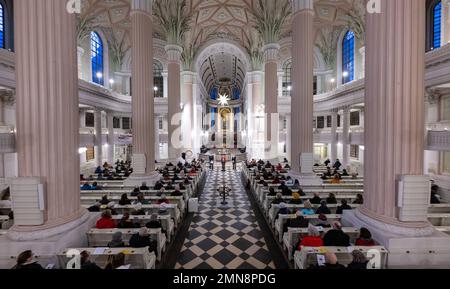 Leipzig, Deutschland. 30. Januar 2023. Der Abend beginnt mit einem Gebet für den Frieden in der Nikolaikirche in Leipzig unter dem Motto "Leipzig glänzt für Demokratie und Menschenrechte". Gewerkschaften, Kirchen, Verbände und Parteien nehmen an der Initiative Teil. 90 Jahre, nachdem die Nationalsozialisten die Macht ergriffen haben, wollen sie gemeinsam ein Beispiel für Demokratie und Menschenrechte geben. Kredit: Hendrik Schmidt/dpa/Alamy Live News Stockfoto