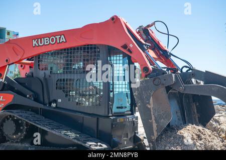 Das 202. RED HORSE Squadron hat in Fort Myers Beach, Florida, als Reaktion auf den 30. September 2022, den US-Bundesstaat Florida, klare Straßen. Stockfoto