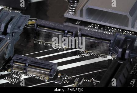 Nahaufnahme der PCIe M.2-Steckverbinderschnittstelle für moderne hochleistungs-ssd-Speicher auf modernen Computern. Stockfoto