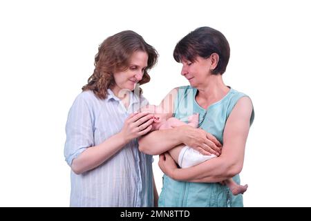 Großmutter und Mutter halten ein Neugeborenes in den Armen, Studioaufnahme, isoliert auf weißem Hintergrund. Kind im Alter von 0 Monaten Stockfoto