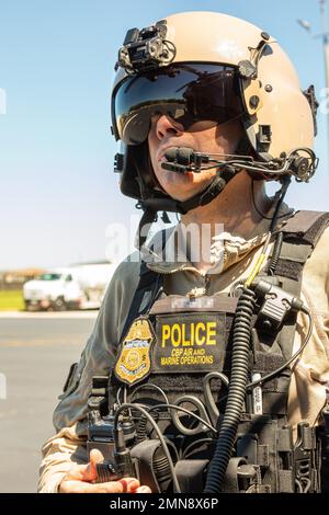 Air and Marine Operations Luftbesatzungen reagieren auf die betroffenen Gebiete entlang der Küste Floridas, nachdem der Sturmkanfall durch den US-Bundesstaat Ian erfolgt ist. Die Besatzungen sind mit einem Hebezeug ausgestattet, um allen zu helfen, die eine Notabsaugung benötigen. Foto von Ozzy Trevino Stockfoto