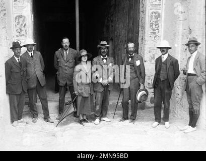 Harry Burton. Foto des Ägyptologen Harry Burton (1879-1940) ganz rechts, zusammen mit anderen Mitgliedern des Tutanchamun-Teams, c. 1922. Von links nach rechts: Ägyptologe Arthur Mace, Richard Bethell, Carters Sekretär Arthur Callender, Lady Evelyn Herbert, Carnarvons Tochter Howard Carter, Lord Carnarvon, Chemiker Alfred Lucas und Fotograf Harry Burton Stockfoto