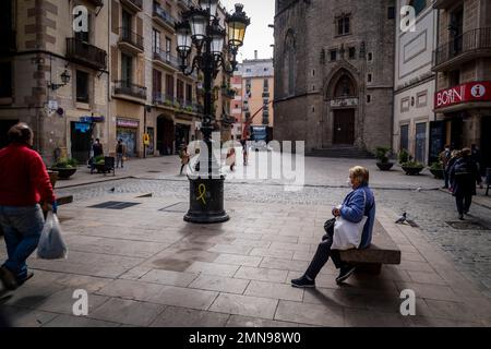 Eine Frau macht eine Pause auf einer Bank in El Born, Barcelona, Katalonien, Spanien, Februar 2021. Stockfoto