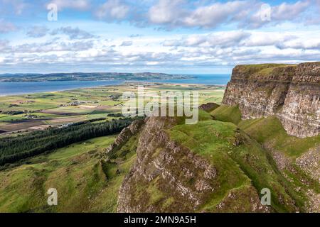 Der wunderschöne Berg Binevenagh in der Nähe von Limavady in Nordirland, Großbritannien. Stockfoto