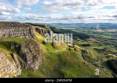 Der wunderschöne Berg Binevenagh in der Nähe von Limavady in Nordirland, Großbritannien. Stockfoto