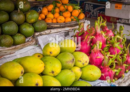 Guaven- und Drachenfrucht-Pitaya auf einem Marktplatz in Vietnam Stockfoto