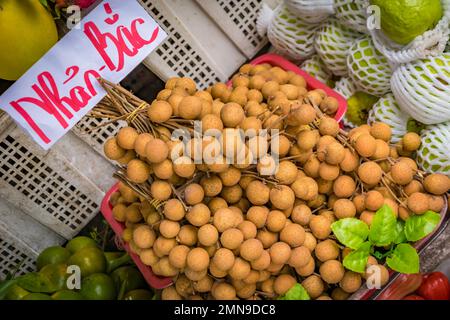 Longanfrucht an einem Marktstand in Vietnam. Stockfoto