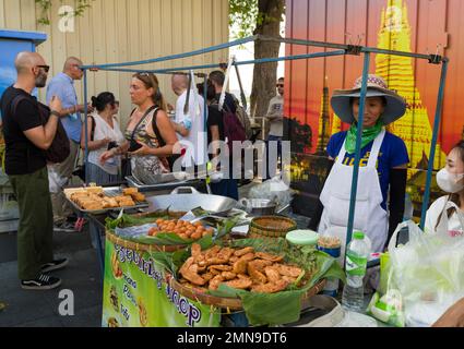 Bangkok, Thailand. 9. Dezember 2022. Thailändische Straßendelikatessen. Straßenverkäufer, die bei Touristen sehr beliebt sind. Street Food in der Altstadt von Bangko Stockfoto