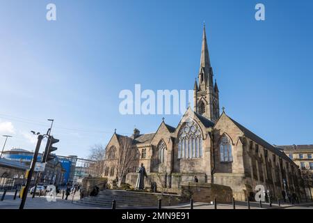 Die Cathedral Church of St Mary und die dazugehörigen Bürogebäude - die katholische Kathedrale in der Stadt Newcastle upon Tyne, Großbritannien - Weitwinkelblick. Stockfoto