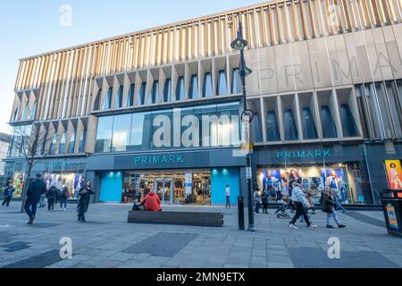 Ein Weitwinkelblick auf den Primark Store und die Einkäufer auf der Northumberland Street, Newcastle Upon Tyne, Großbritannien. Stockfoto