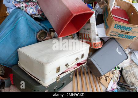 Persönliche Gegenstände aus einer Räumung, die beiläufig in einem durcheinander geratenen Haufen weggeworfen wurden Stockfoto