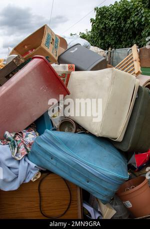 Persönliche Gegenstände aus einer Räumung, die beiläufig in einem durcheinander geratenen Haufen weggeworfen wurden Stockfoto